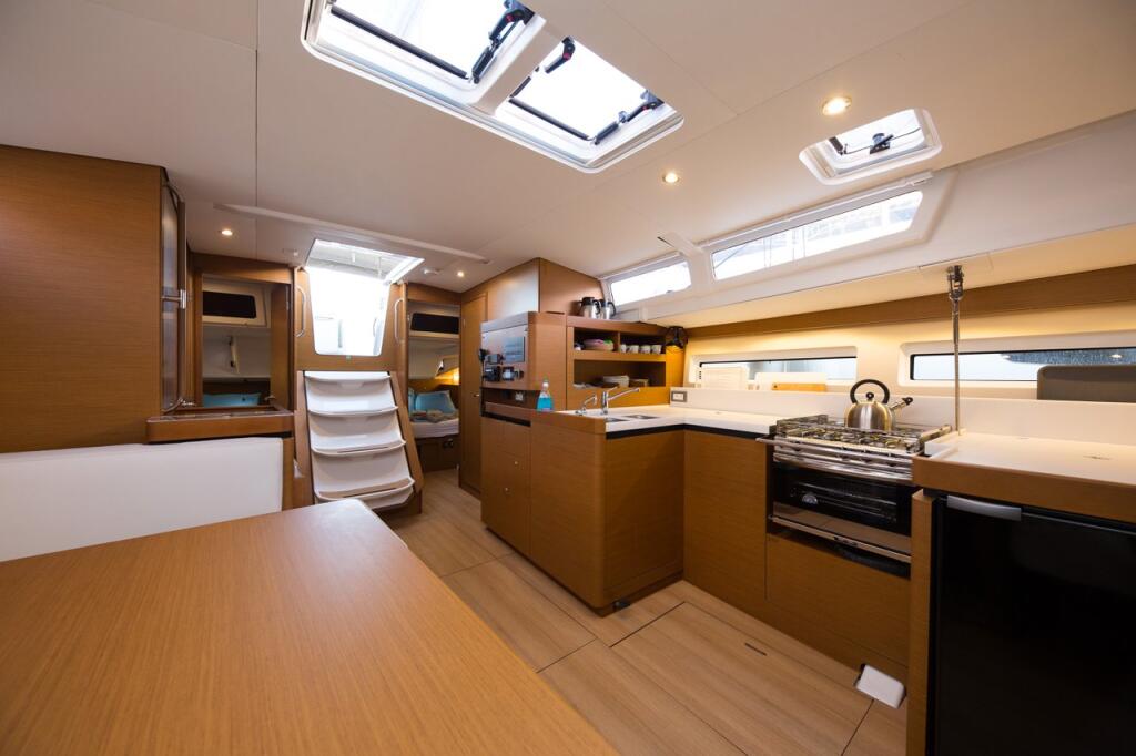 Sailing yacht 