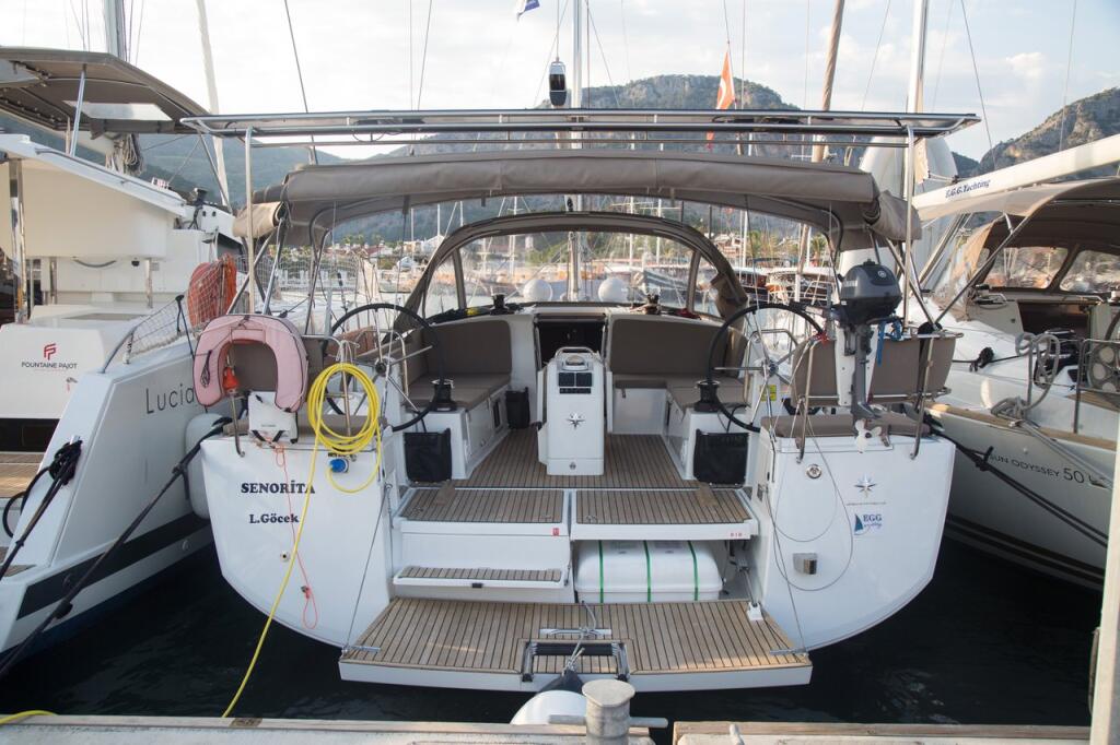 Sailing yacht 
