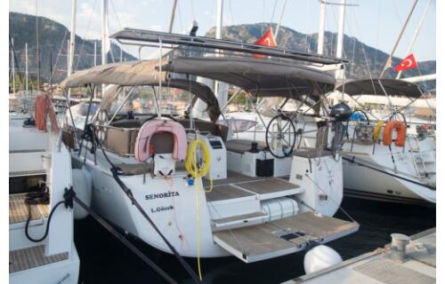 Sailing yacht 