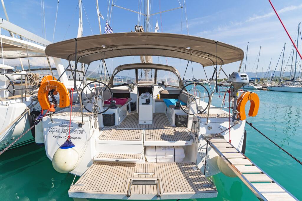 Sailing yacht 