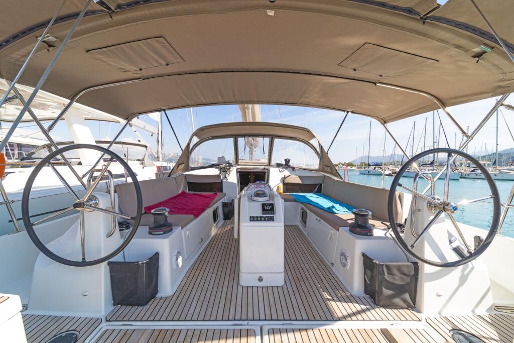 Sailing yacht 
