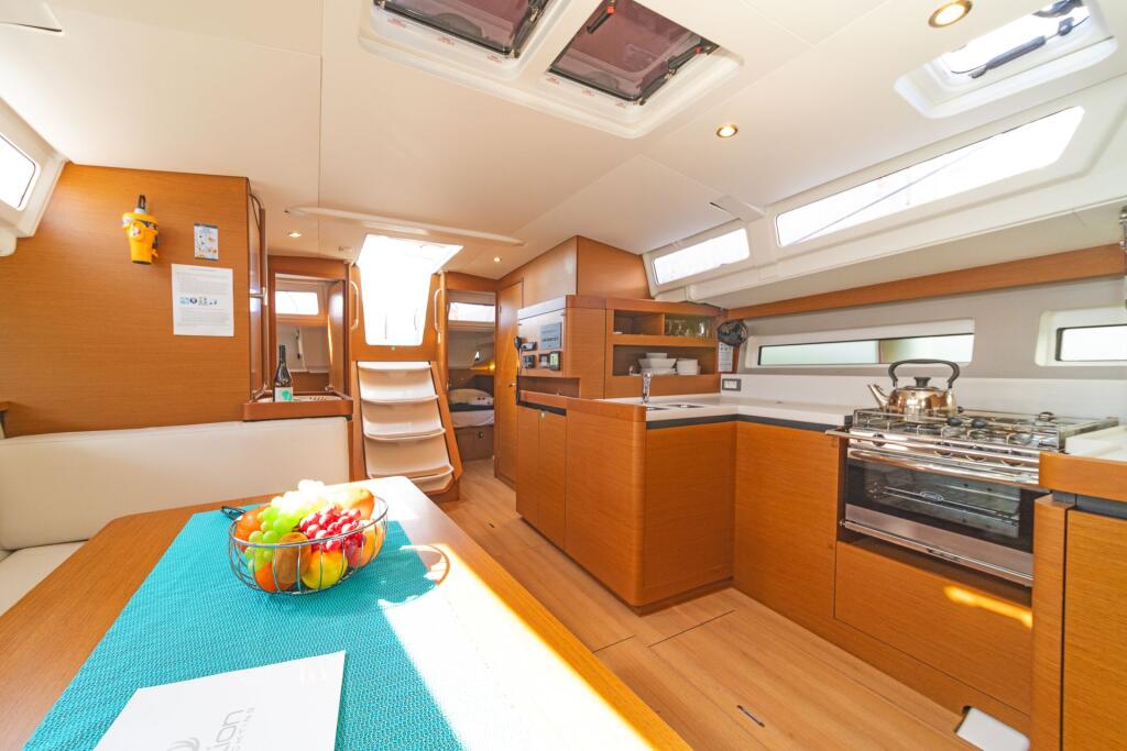 Sailing yacht 