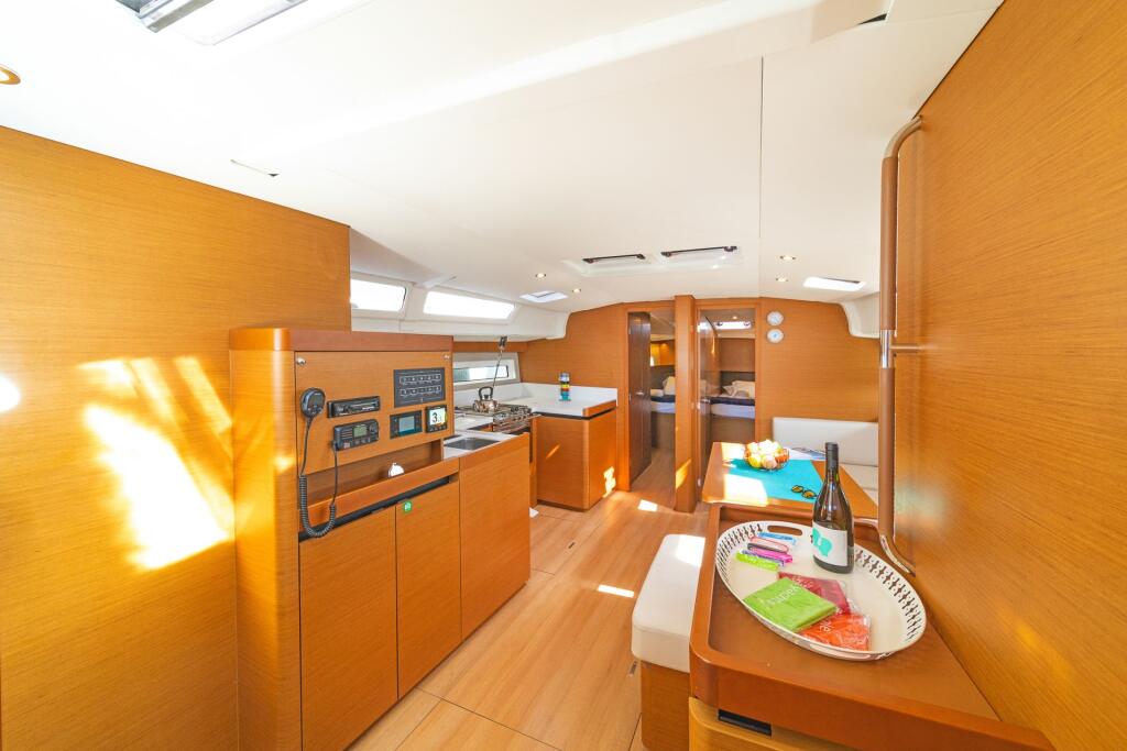 Sailing yacht 
