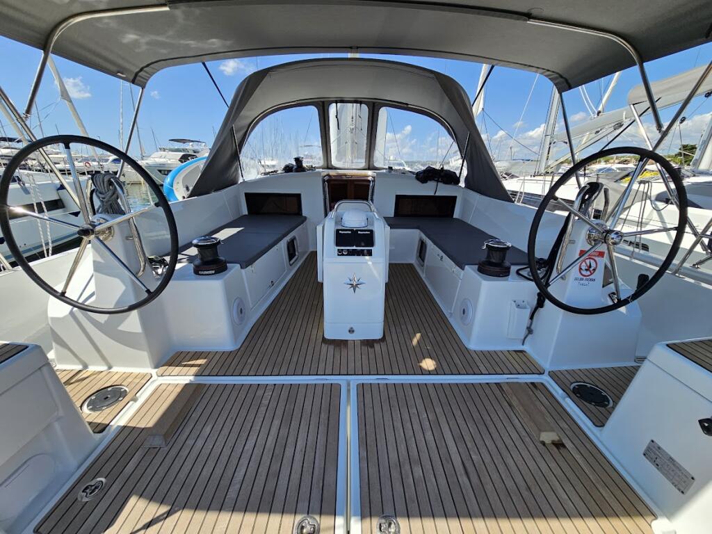 Sailing yacht 