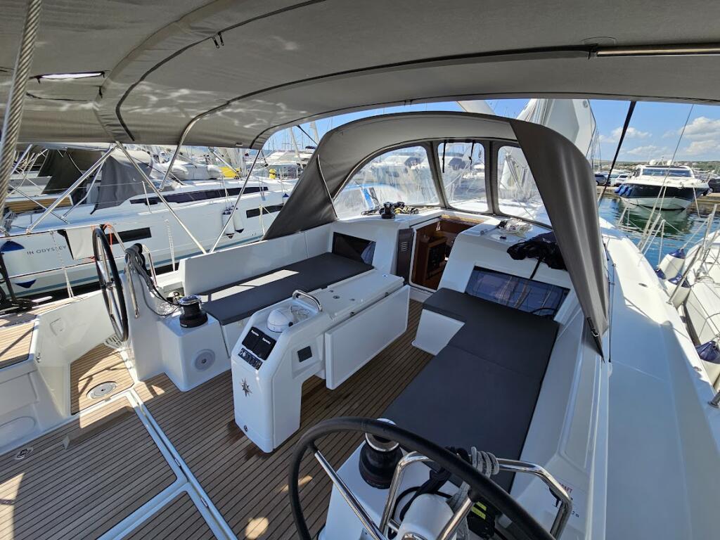Sailing yacht 