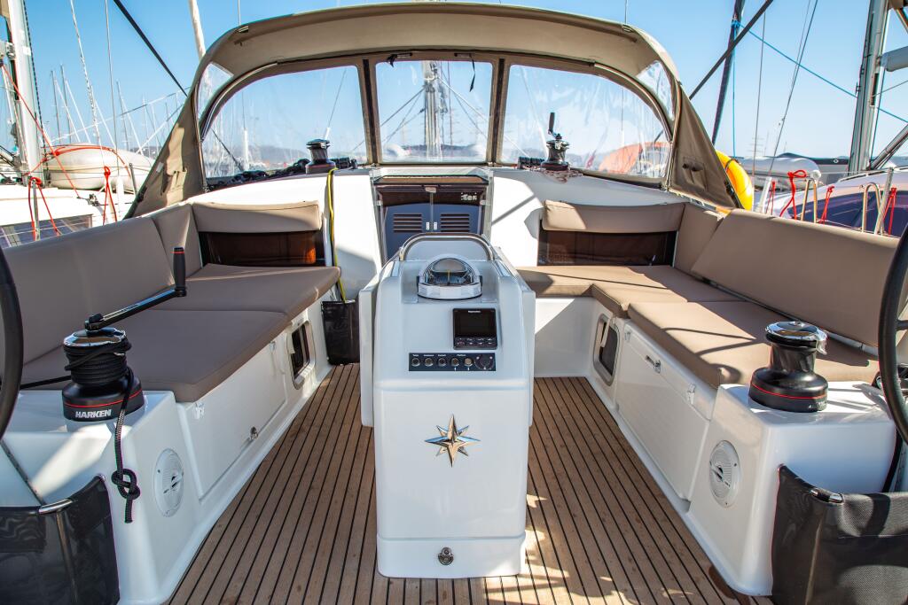 Sailing yacht 