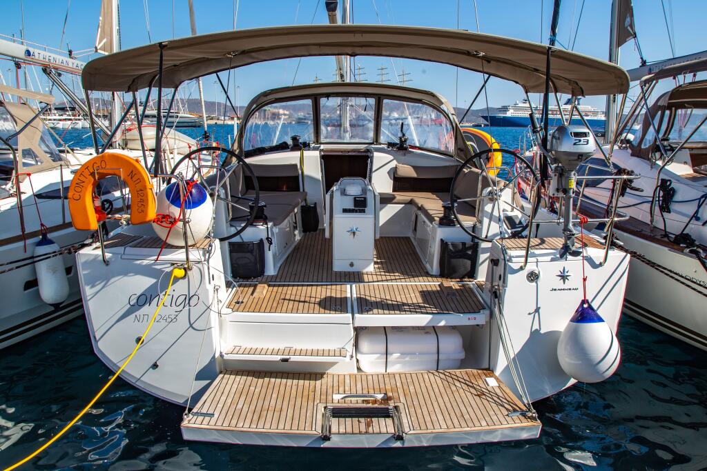 Sailing yacht 