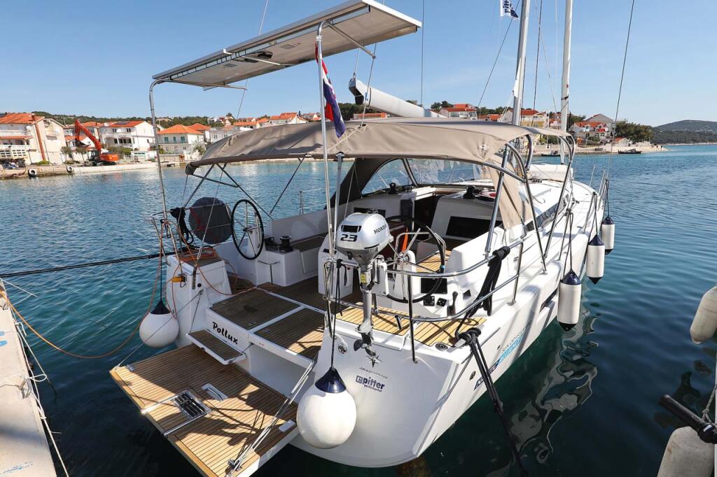 Sailing yacht 