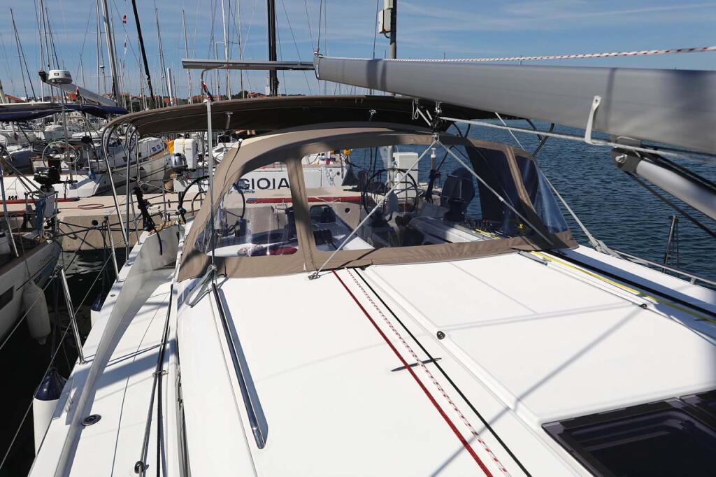 Sailing yacht 