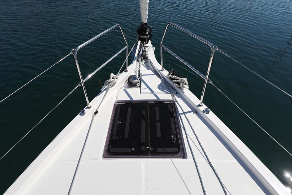Sailing yacht 