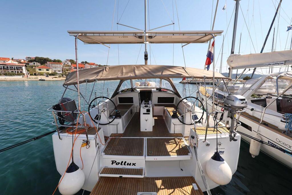Sailing yacht 