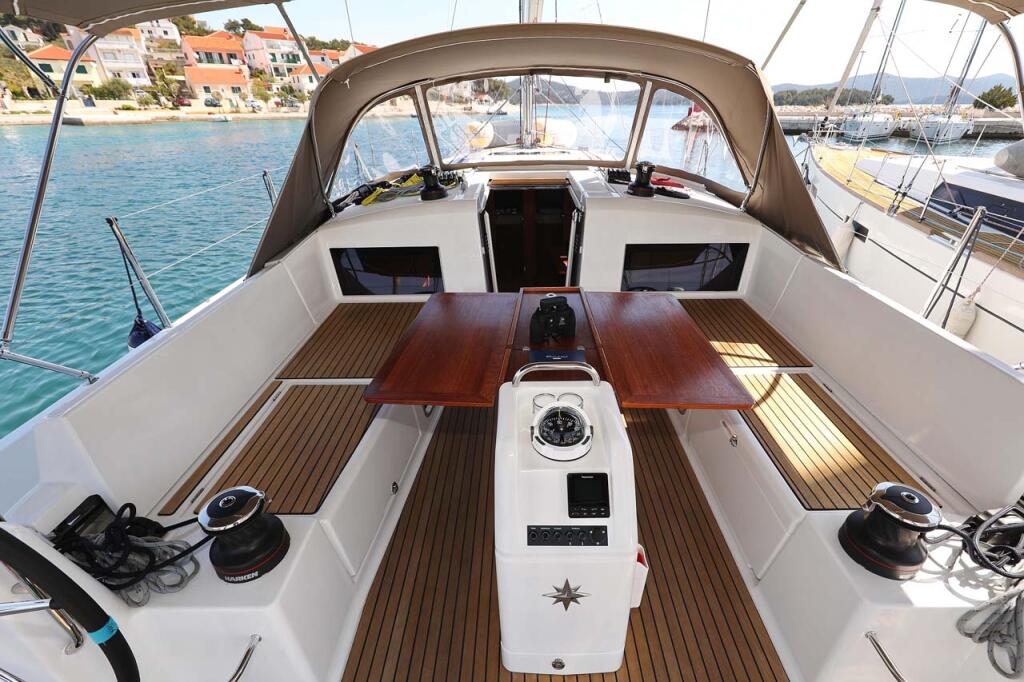 Sailing yacht 