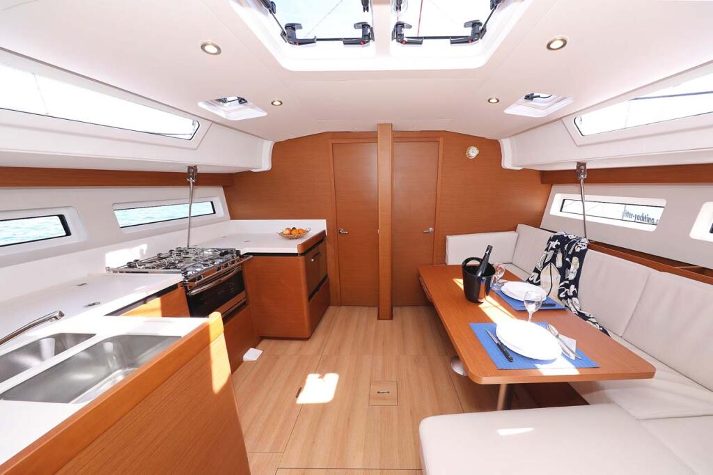Sailing yacht 