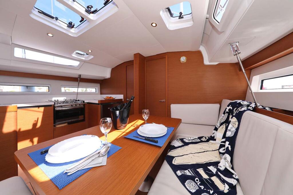 Sailing yacht 