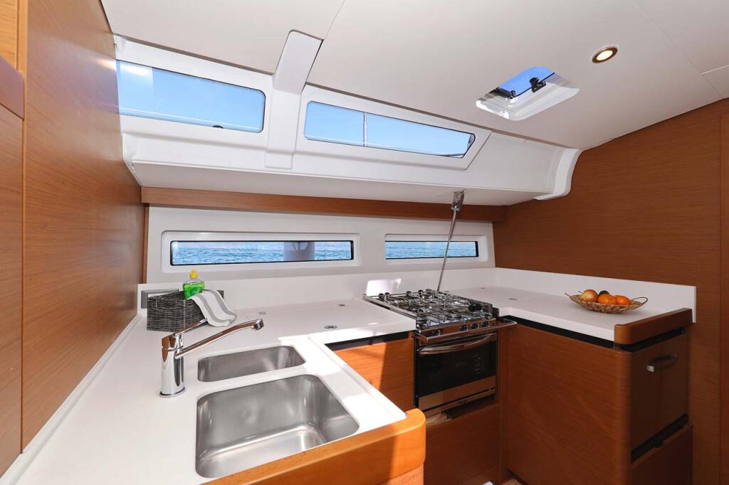 Sailing yacht 