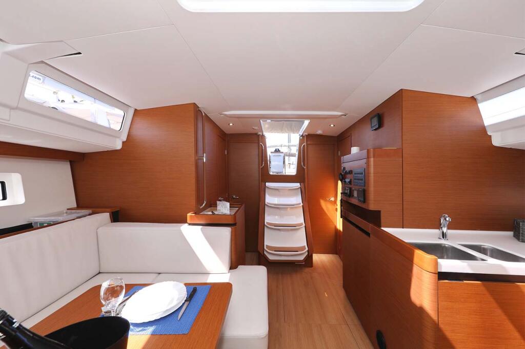 Sailing yacht 