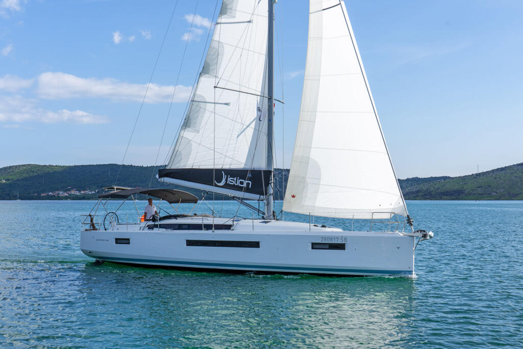 Sailing yacht 