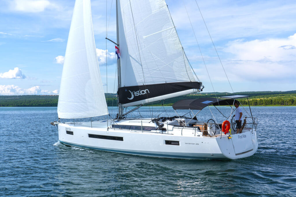 Sailing yacht 