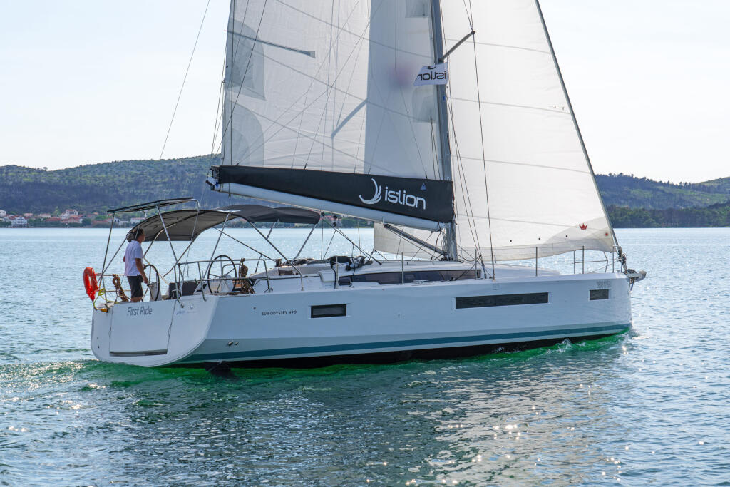 Sailing yacht 