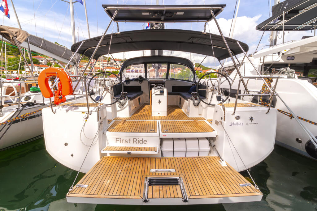 Sailing yacht 