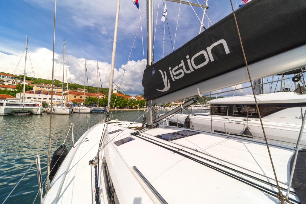 Sailing yacht 
