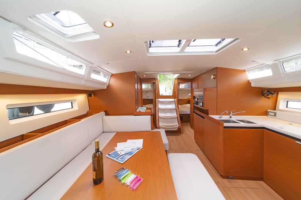 Sailing yacht 