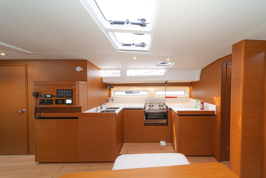 Sailing yacht 