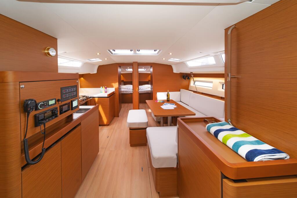 Sailing yacht 