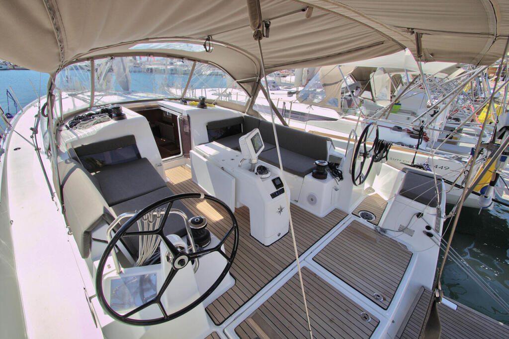 Sailing yacht 