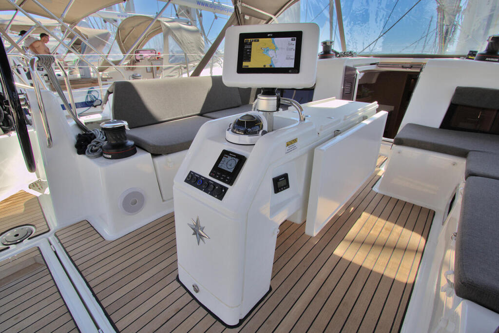 Sailing yacht 