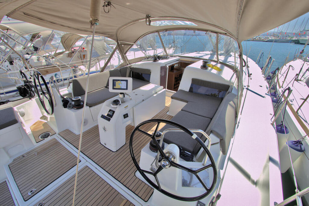 Sailing yacht 