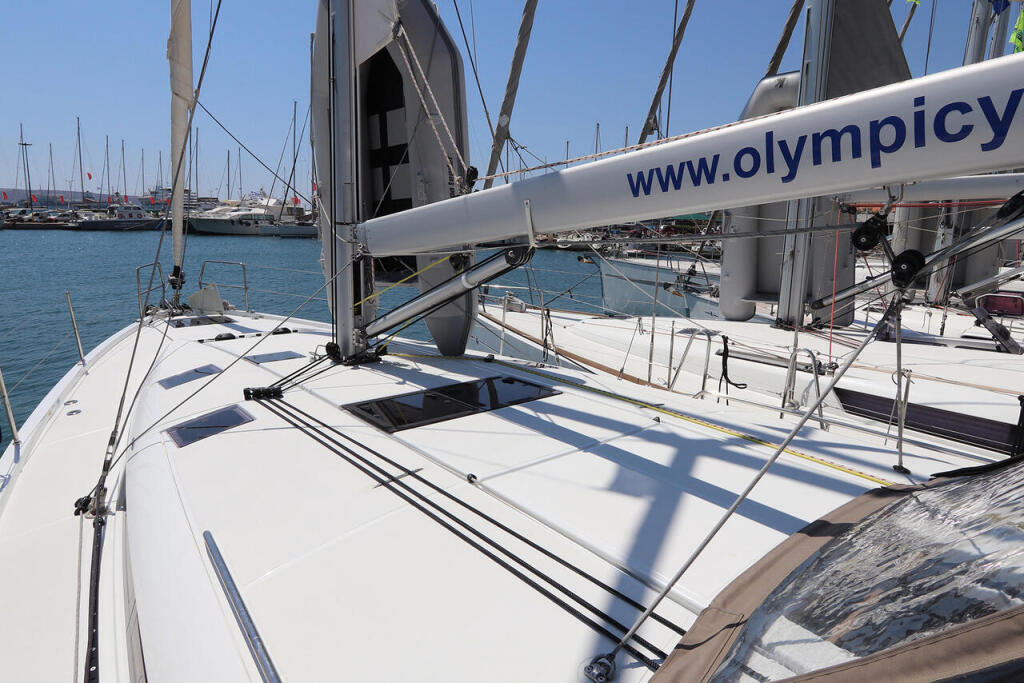 Sailing yacht 