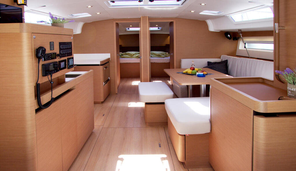 Sailing yacht 