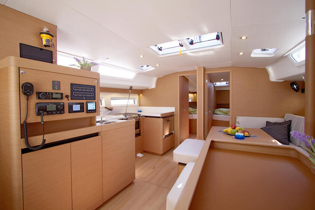 Sailing yacht 