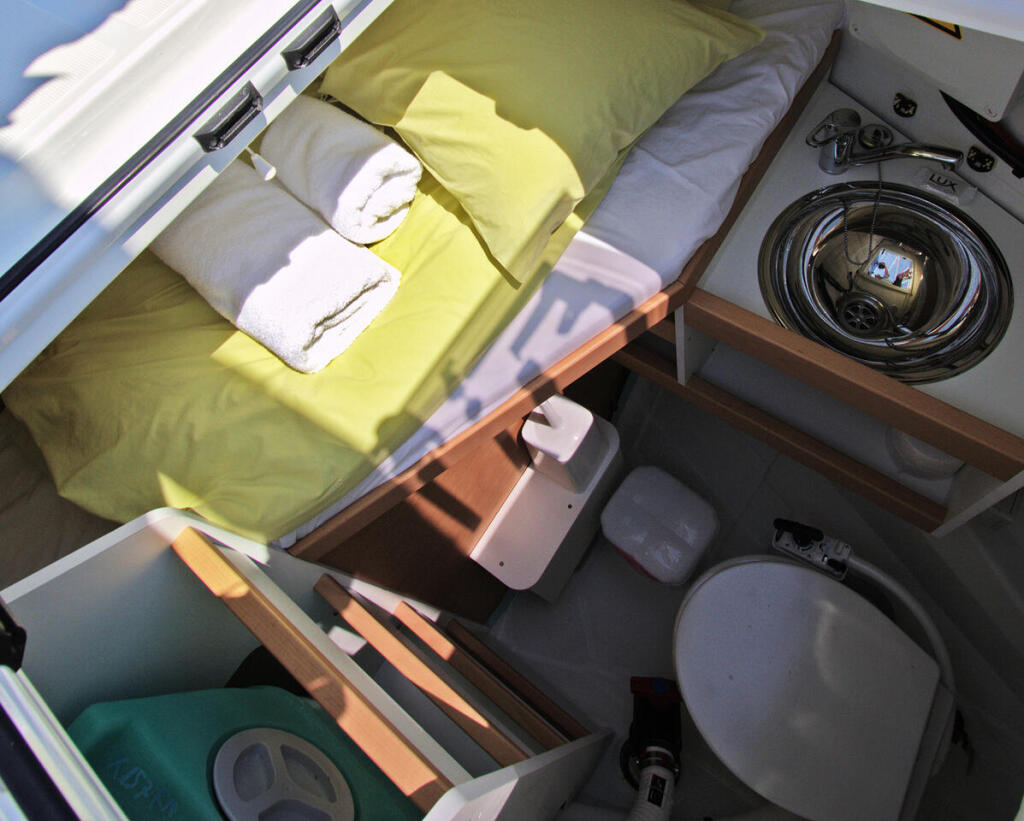 Sailing yacht 