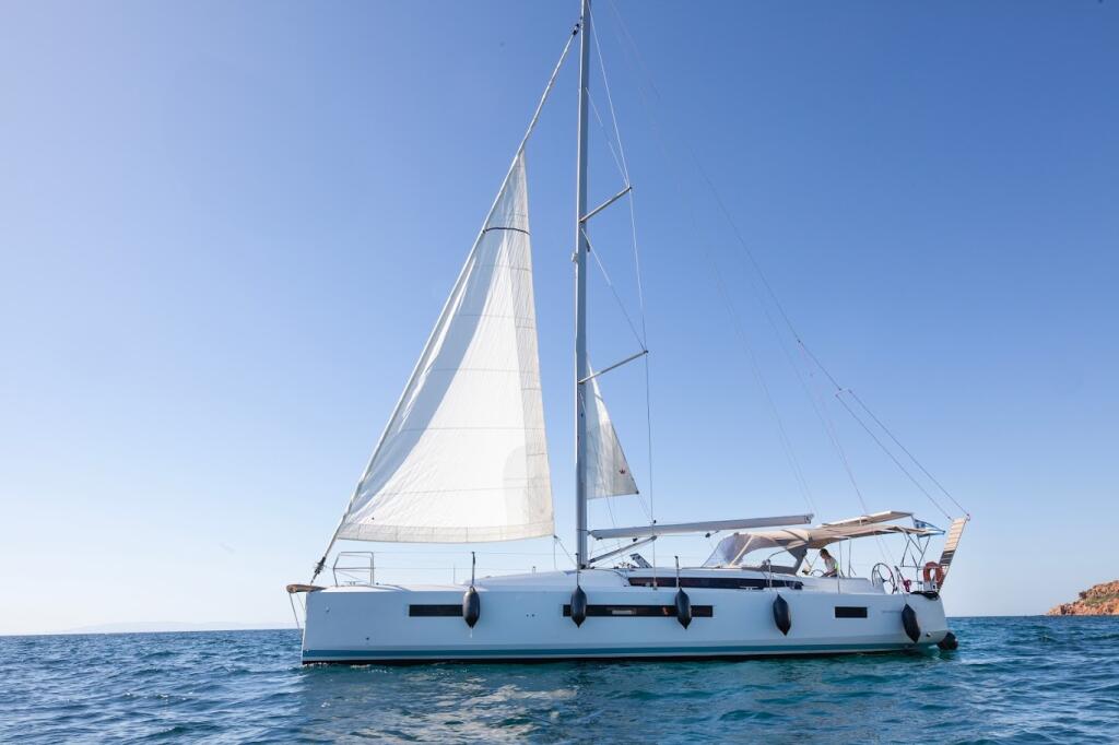 Sailing yacht 