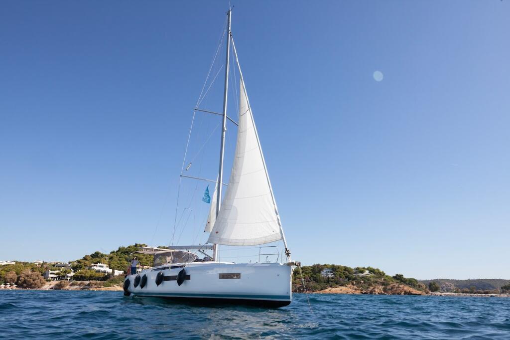 Sailing yacht 