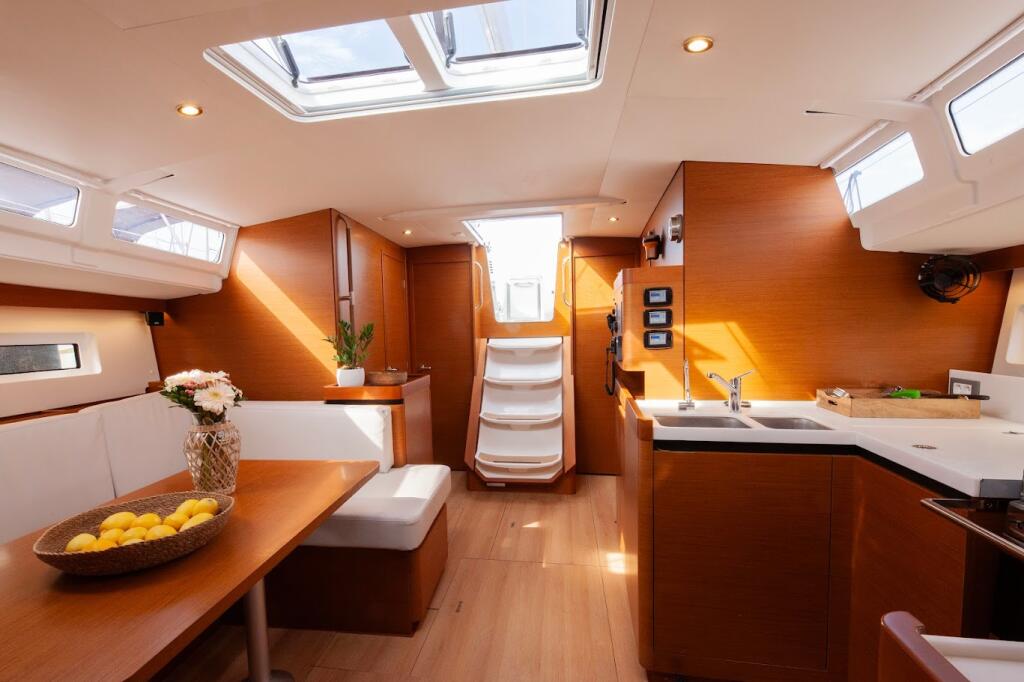 Sailing yacht 