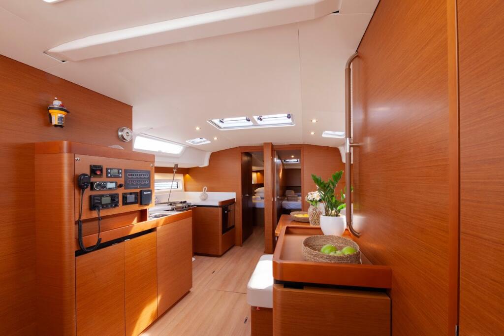 Sailing yacht 