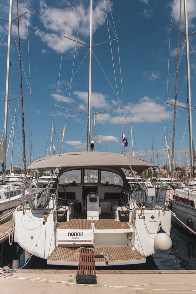 Sailing yacht 