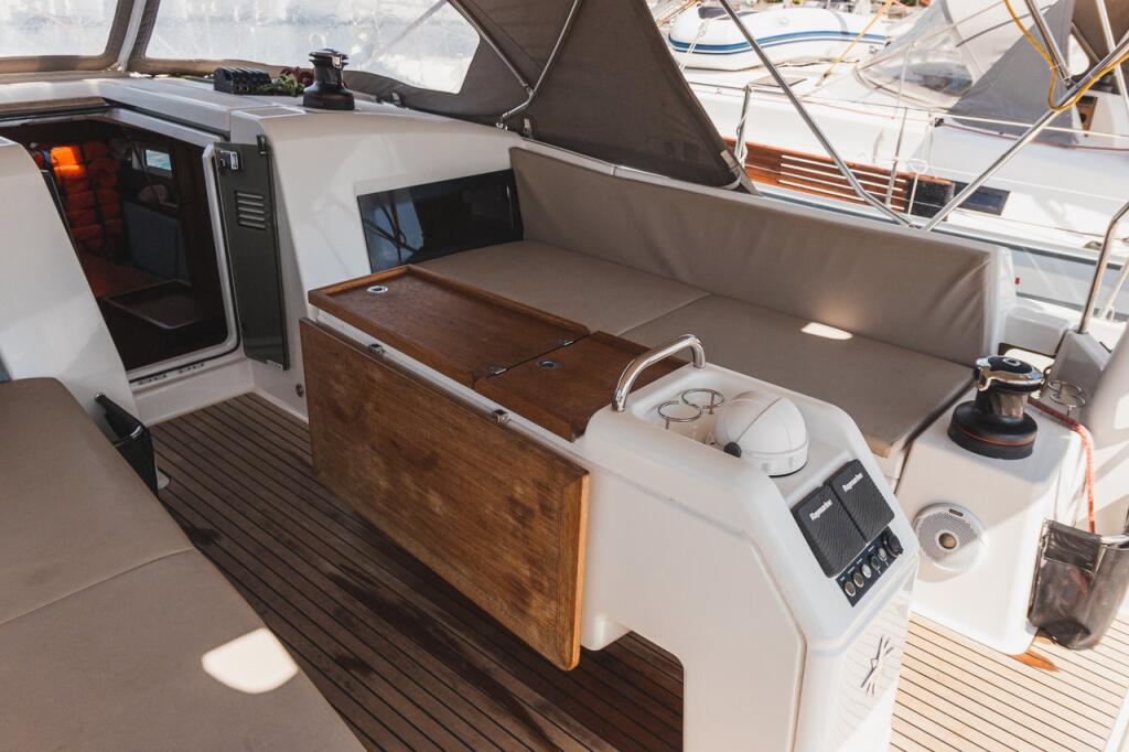Sailing yacht 