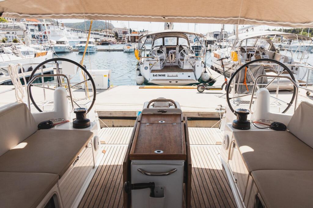 Sailing yacht 