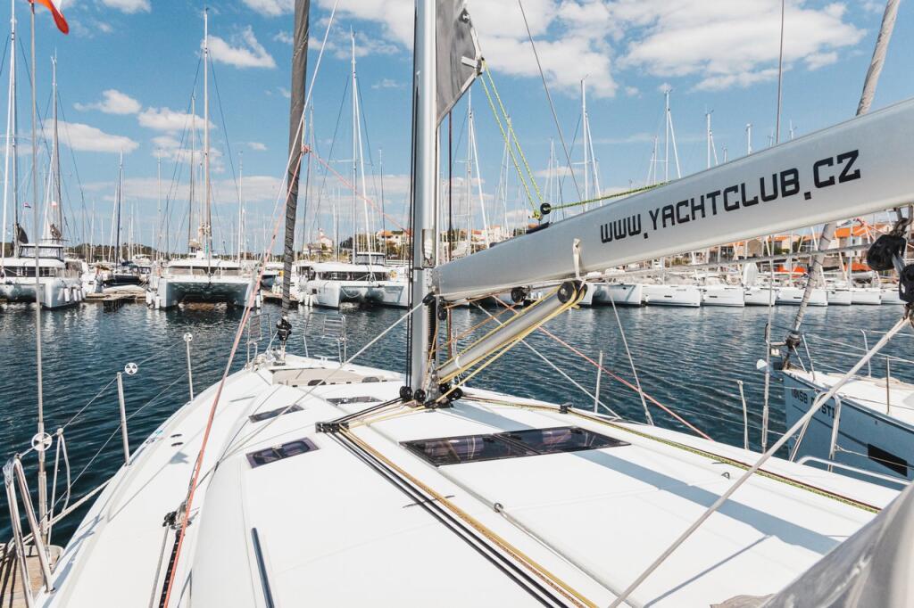 Sailing yacht 