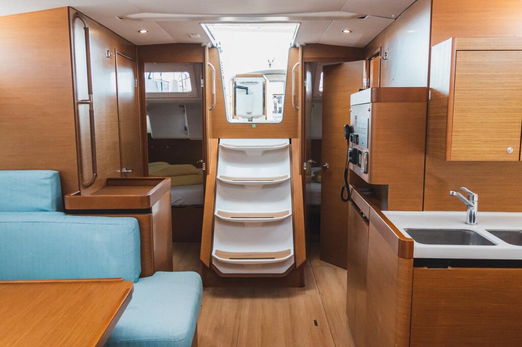 Sailing yacht 