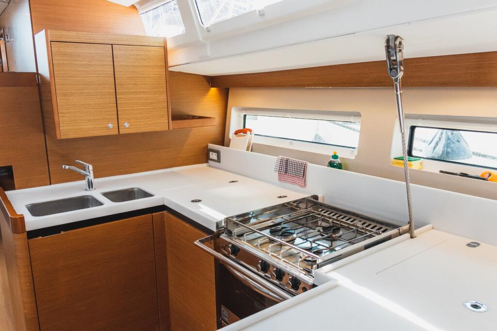 Sailing yacht 
