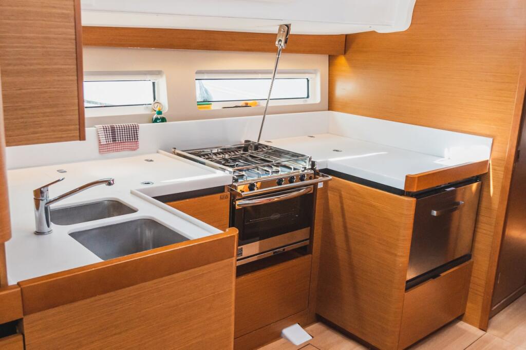 Sailing yacht 