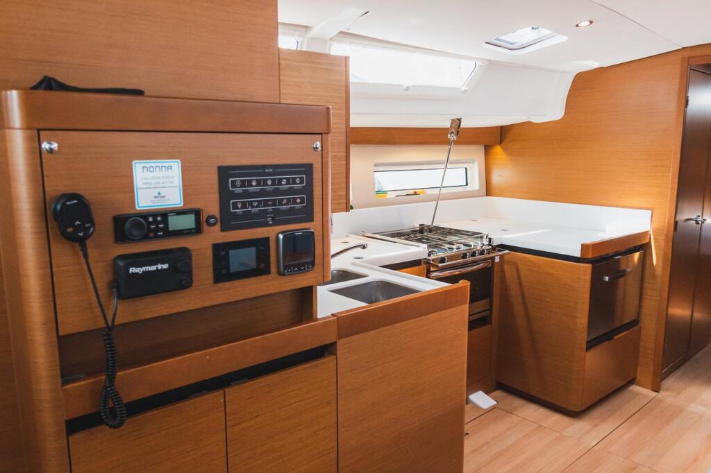 Sailing yacht 