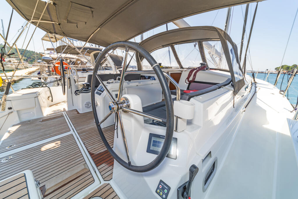 Sailing yacht 