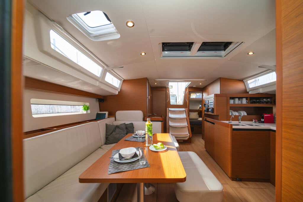 Sailing yacht 