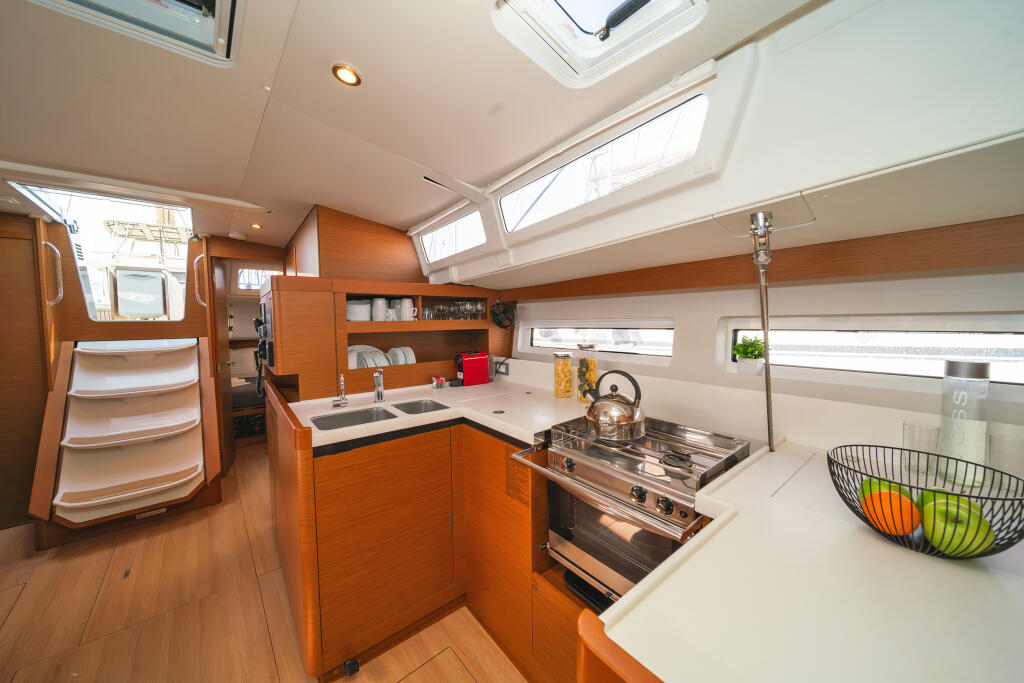 Sailing yacht 